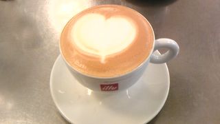 お手頃価格のパンとエスプレッソの香りに誘われて・・。