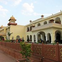 エントランス（奥）と、オープンエアーのバー