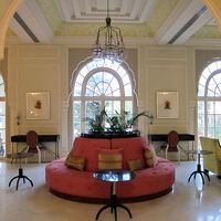 レセプション前のホテルロビー