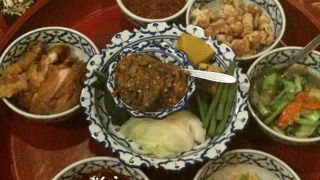 チェンマイのグルメ。雰囲気抜群なのですが・・・