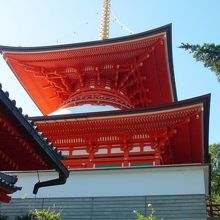 鮮やかな赤色が綺麗な建物です