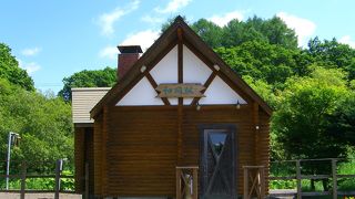 ログハウス風の無人駅