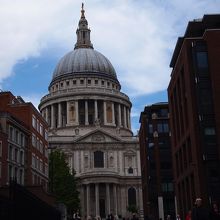 美しい大聖堂外観