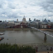 Tateモダン側から橋を見渡す