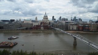 TateモダンとStPaul大聖堂の間にある近代構造の吊り橋