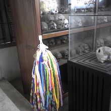 虐殺された囚人の骸骨と千羽鶴