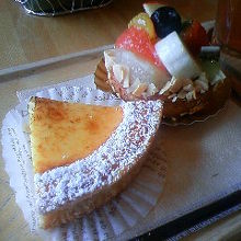 焼きチーズタルト（手前）とフルーツタルト（奥）