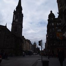 中央ロイヤルマイル奥左手に見える変わった尖塔の建物が大聖堂