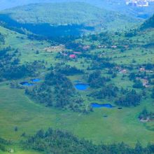 向こう側には，草津温泉が見える