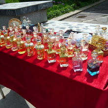 入口の階段にいた香水屋さん