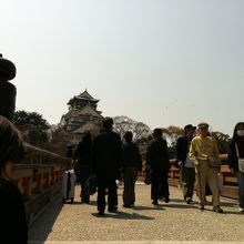 この橋を渡って城へ向かいます