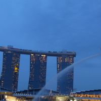 マーライオンとベイサンズ。いまやシンガポールの代表的景観