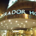 Hotel Emperador 繁華街の表通りのホテル