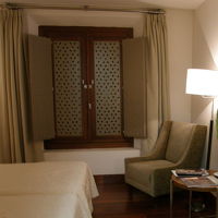 窓は一面に星の透かし模様が散りばめられています。