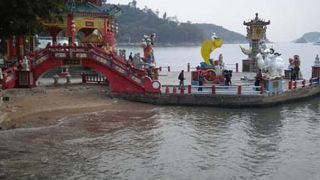 カラフル、ポップな神様たち