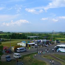 展望台から見た売店と駐車場