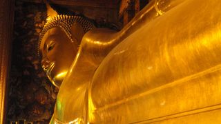 金ぴかの寝釈迦仏