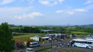 大きな白いピラミッド型の展望台