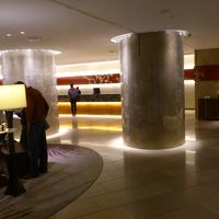 玄関からフロント方向を望む