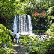 迫力満点。 滝壺まで簡単に行かれるが･････