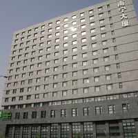 通りから見たホテル