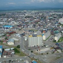 秋田市街を眺める
