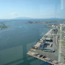 海岸沿いはこのような感じです。男鹿半島がかすかに見えます