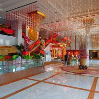 １階ロビーは広々としており、さすがシャングリラ系です