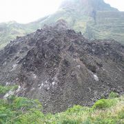出来たばかりの溶岩ドームを間近で見れるクルドゥ山