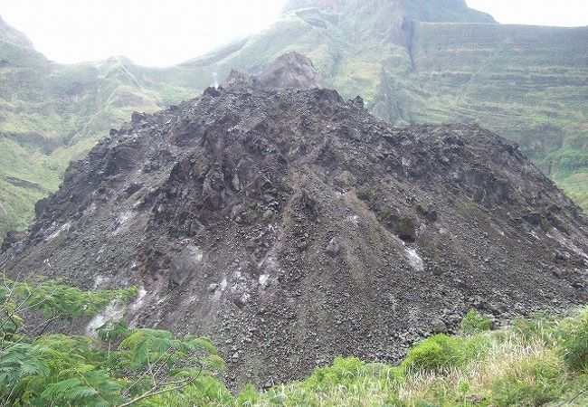 出来たばかりの溶岩ドームを間近で見れるクルドゥ山