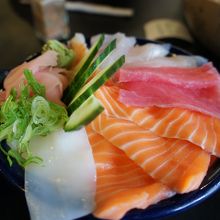 彩の美しい海鮮丼