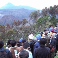 ブロモ山の日の出を見る人々