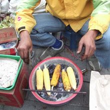 山頂で売っている焼きトウモロコシ