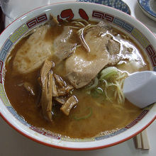 たぶん醤油ラーメンの方です。