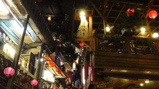 夜は賑やかです。