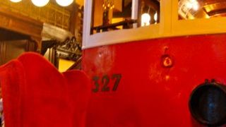 お店の中に電車が！