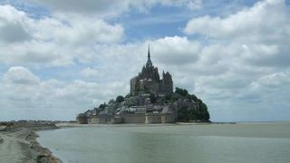 遠くからみるモンサンミッシェル