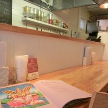 白を基調とした清潔な店内　カウンター８席のみ