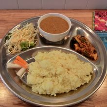 ポークキーマカレー７００円　　ターメリックライスも◎