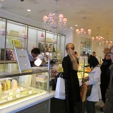 右側のドアを入るとカフェです