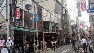 昼と夜とでは雰囲気が変わります