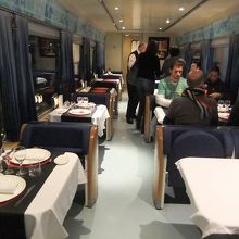 一等のお客はディナーもサービスされるようだ