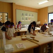 体重をかけてこねます　先生助けて~