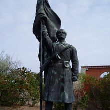 赤旗を持つ赤軍兵士の像