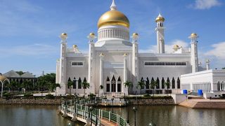 すごく素敵な白亜のモスク！