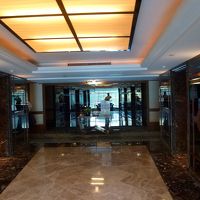 安っぽい入り口の自動ドア