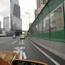 タクシーの助手席から