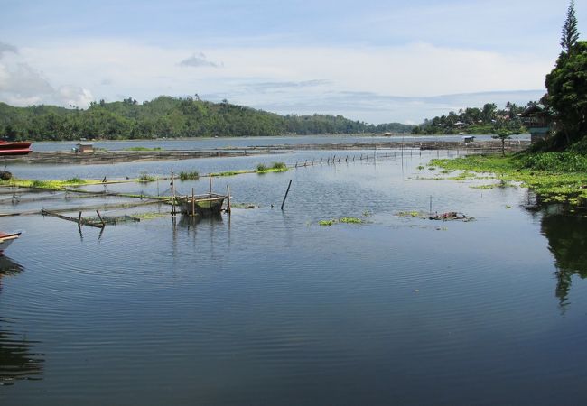 テラピアの養殖、名物テラピア料理、遊覧船、少数民族ティボリ、付近はリゾート地