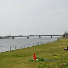 水郷北斎公園は霞ヶ浦から流れ出す常陸利根川の土手