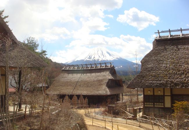 茅葺屋根の建物や景色に癒されます